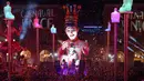 Kendaraan hias membawa patung raksasa berbentuk Raja saat diarak pada parade karnaval Nice ke-135 di Nice, Prancis (16/2). (Valery Hache/AFP)