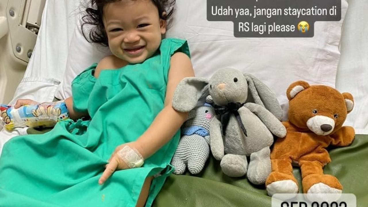 Adiezty Fersa mengunggah foto Gilang Dirga dan anaknya. Anak Adiezty dan gilang rupanya sempat dirawat di ruangan yang sama.<br>