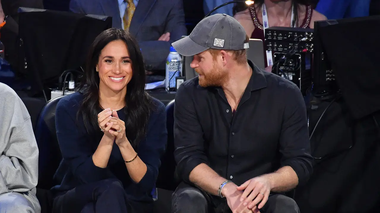 Meghan Markle Nonton Pertandingan NBA dengan Gaya Kasual, Cincin Berliannya Nggak Santai