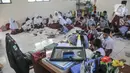 Aktivitas murid saat belajar tanpa fasilitas meja dan kursi di salah satu kelas Sekolah Dasar Negeri (SDN) Mekarsari 05, Tambun Selatan, Kabupaten Bekasi, Jawa Barat, Kamis (28/7/2022). Sudah dua pekan berlangsung sejak dimulainya Tahun Ajaran Baru 2022 murid kelas IV dan V di SDN Mekarsari 05 mengikuti kegiatan belajar tanpa fasilitas meja dan kursi. (merdeka.com/Iqbal S. Nugroho)