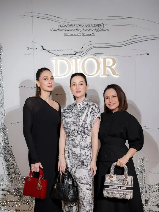 Rossa tampil lebih mature dengan shirt dress panjang berwarna hitam. Dress ini memiliki detail lengan gelembung. [@lunamaya]