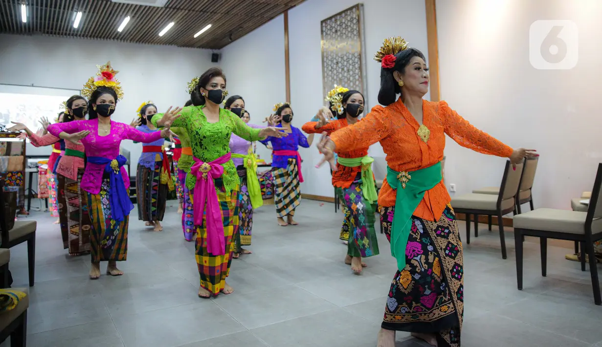 Anggota Perempuan Pelestari Budaya Indonesia menari Bali dalam Fashion Show Virtual di Jakarta, Sabtu (21/11/2020). Acara ini bertemakan #BalikemBali bertujuan eksplorasi yakni mengangkat kembali minat wisatawan lokal maupun mancanegara untuk berkunjung ke Bali. (Liputan6.com/Faizal Fanani)