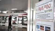 Surat pemberitahuan tarif komersil LRT (Light Rail Transit) terpampang di loket tiket Stasiun Velodrome, Rawamangun, Jakarta, Rabu (27/11/2019). LRT Jakarta akan beroperasi komersial per 1 Desember 2019 dengan tarif yang ditetapkan Rp5.000 untuk sekali perjalanan. (merdeka.com/Iqbal Nugroho)