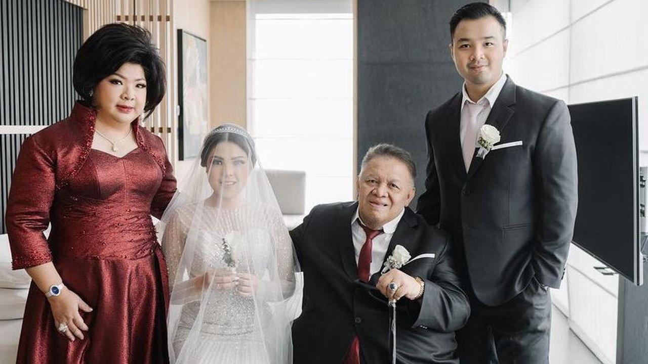 Setelah kepergian Omanya, Tina Toon harus menunda pernikahan. Menurut tradisi Tiongkok yang dipercaya keluarga, Tina Toon dan suami harus menunda pernikahan sampai tiga tahun.