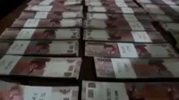 Dari tangan pelaku, polisi menyita uang palsu pecahan Rp 100 ribu senilai Rp 8 juta berikut alat cetaknya.