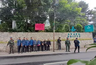 Kejaksaan Agung (Kejagung) melakukan penyitaan dan pemasangan plang sita terhadap aset berupa Hotel Ayaka Suites, yang berlokasi di Karet Pedurenan No.45, Kuningan, Karet Kuningan, Kecamatan Setiabudi, Jakarta Selatan. (Foto: Puspenkum Kejagung)