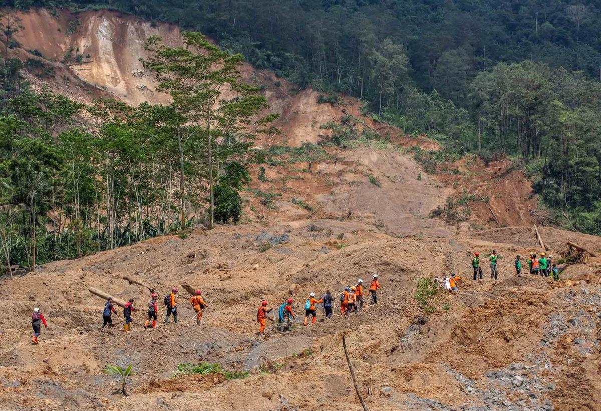 FOTO: Longsor Banjarnegara, Evakuasi Korban Terkendala Kondisi Tanah Masih Labil