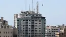 Sebuah bom menghantam gedung yang menampung berbagai media internasional, termasuk The Associated Press, setelah serangan udara Israel di Kota Gaza, Sabtu (15/5/2021). Gedung tersebut juga menampung Al Jazeera dan sejumlah kantor serta apartemen. (Mahmud Hams /Pool Photo via AP)