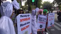 Cara Unik Anak Muda Medan Ajak Warga Nyoblos Pilkada 2018. (Liputan6.com/Reza Efendi)