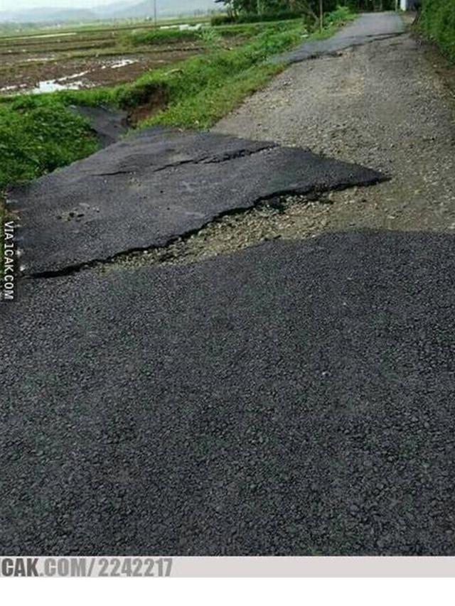 6 Potret Jalanan Aspal Ini Tak Biasa, Nyeleneh Banget