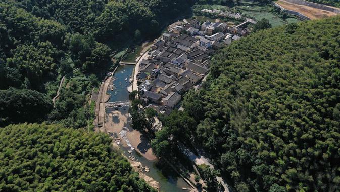Pemandangan Desa Shishe di Kota Fuchunjiang, Wilayah Tonglu, Provinsi Zhejiang, China, pada 6 September 2020. Pengunjung dapat mencicipi kehidupan pedesaan yang tenang tanpa hiruk pikuk di Kota Fuchunjiang dengan desa-desa berpemandangan indah dan objek wisata populer. (Xinhua/Huang Zongzhi)