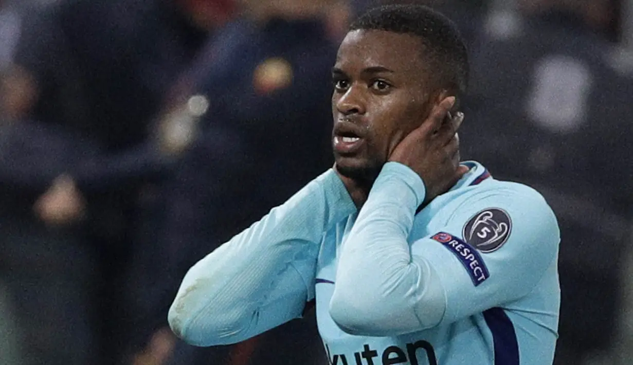 Bek Barcelona, Nelson Semedo, tampak kecewa usai ditaklukkan AS Roma pada laga leg kedua perempat final Liga Champions, di Stadion Olimpico, Selasa (10/4/2018). AS Roma menang 3-0 atas Barcelona. (AP/Gregorio Borgia)