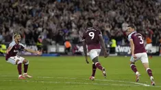 Pemain West Ham United Michail Antonio melakukan selebrasi usai mencetak gol ke gawang Leicester City pada pertandingan Liga Inggris di London Stadium, London, Inggris, Senin (23/8/2021). West Ham United menang 4-1. (AP Photo/Alastair Grant)