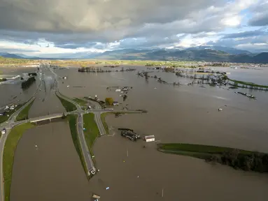 Banjir menutupi Highway 1 di Abbotsford, British Columbia, Kanada, Selasa (16/11/2021). Hujan deras selama dua hari di provinsi British Columbia menyebabkan banjir besar.  (Jonathan Hayward/The Canadian Press via AP)