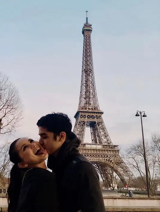 “Kalau lagi jatuh cinta itu, semua terasa indah. Bagus aja semuanya.. Enak banget sih kalau jatuh cinta. Colek @alghazali7 🤪🤣😘 (padahal lagi liatin fireworks nih). Photo by ME,” tulis Maia Estianty. (Instagram)