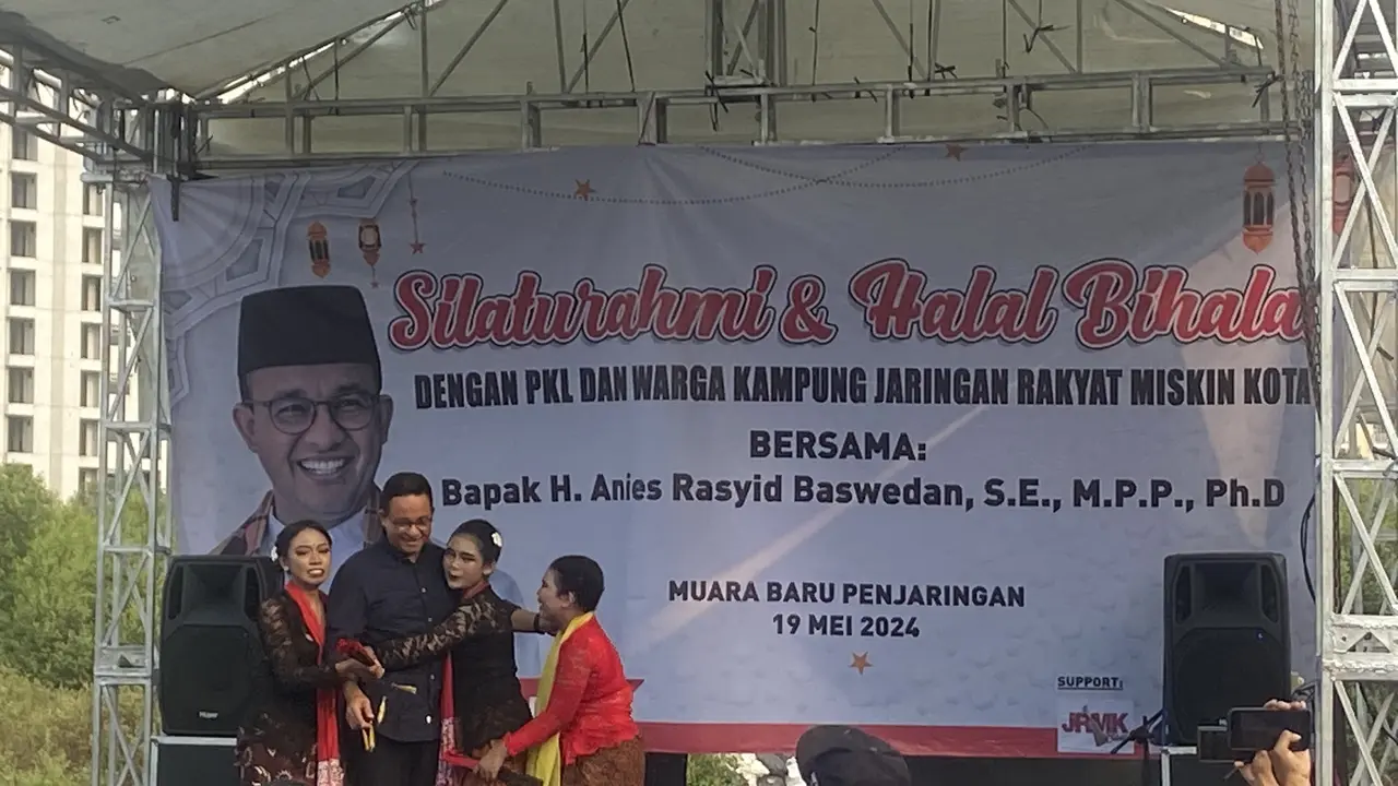 Mantan calon presiden 2024-2029 nomor urut 1, Anies Baswedan saat menyambangi Kampung Muara Baru Penjaringan, Jakarta Utara, Minggu (19/5/2024).