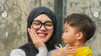 Putri Delina saat merayakan ulang tahun ke-2 Adzam di rumah Nathalie Holscher. (Instagram @putridelinaa)