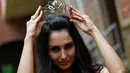 Pengungsi wanita asal Suriah, Ninorta Behno saat memekai mahkota Wine Queen/Ratu Anggur di Trier, Jerman (3/8). Ninorta Behno merupakan seorang pengungsi Suriah yang tinggal di Trier. (REUTERS/Ralph Orlowski)