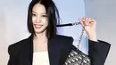 <p>Gaya kasualnya terlihat begitu chic dengan sling bag dari Dior. [Foto: Instagram/ Go Min Si]</p>