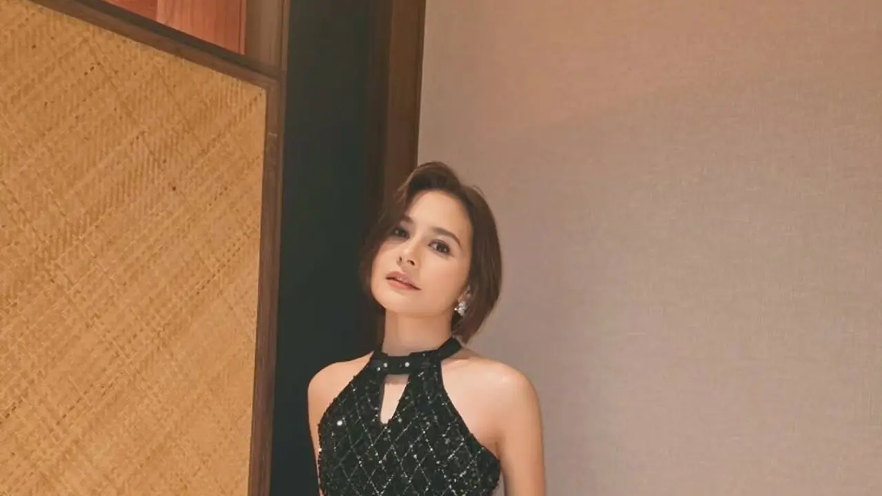 Prilly Latuconsina Makin Ramping dalam Balutan Halter Dress Bling-bling di Pernikahan Anak Pemilik Krisna Bali