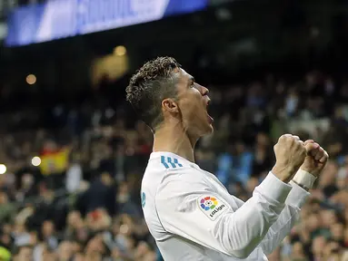Striker Real Madrid, Cristiano Ronaldo, melakukan selebrasi usai mencetak gol ke gawang Girona pada laga La Liga di Stadion Santiago Bernabeu, Senin (19/3/2018). Real Madrid menang 6-3 atas Girona. (AP/Paul White)