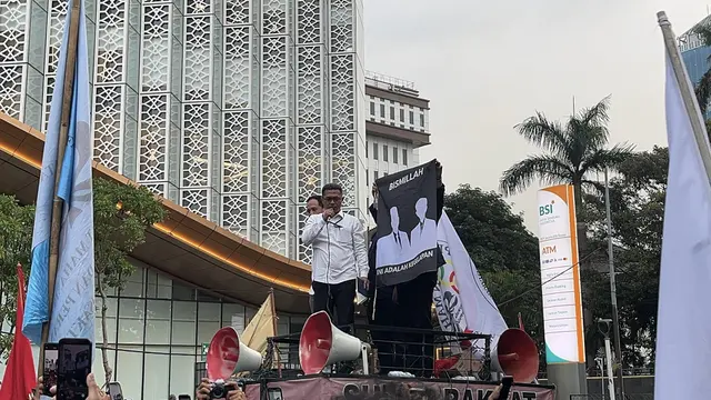 Staf Khusus (Stafsus) Menteri Sekretaris Negara (Mensesneg), Binbin Firman Tresnadi menemui Mahasiswa Trisakti di Patung Kuda.
