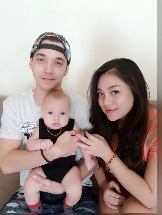 Memiliki suami baik hati, ganteng dan penyayang dan di tambah lagi nurut kata istrinya. Apalagi yang utama selalu mengutamakan istri. (Instagram/celine_evangelista)