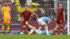 Jose Mourinho menjalani debutnya bersama AS Roma di Derbi della Capitale dengan kekalahan 2-3 dari Lazio dalam pekan ke-6 Liga Italia 2021/2022, Minggu (26/9/2021). Dengan hasil ini, AS Roma tertahan di posisi 4 klasemen sementara dengan raihan 12 poin. (AP/Andrew Medichini)