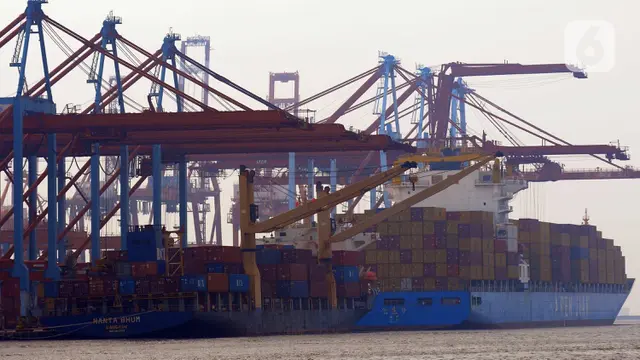 Bongkar muat peti kemas di Pelabuhan Tanjung Priok