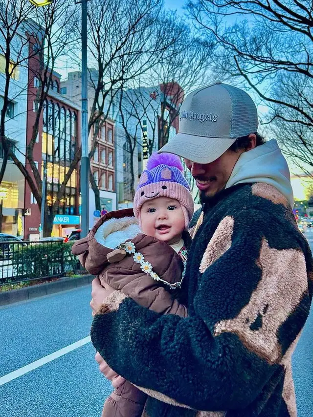 Dali Wassink Suami Jennifer Coppen dengan Putrinya yang kini tinggal kenangan. [@dali.wassink]