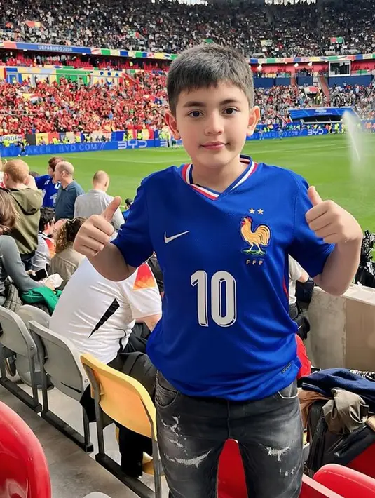 Tidak luput dari sorotan netizen, sosok buah hatinya yang kini sudah tumbuh semakin besar terlihat mencuri perhatian. Banyak netizen memuji sosok buah hatinya yang terlihat ganteng dengan jersey tim Prancis. Putranya yang bernama Quenzino ini diketahui menyukai dan suka bermain sepak bola. (Liputan6.com/IG/@carissa_puteri)