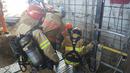 Petugas penyelamat saat akan turun ke lokasi robohnya konstruksi kereta bawah tanah di Namyangju, dekat Seoul, Korsel, Rabu (1/6). Dugaan sementara, insiden ini dipicu oleh ledakan tabung silinder oksigen di lokasi proyek. (NAMYANGJU FIRE STATION/AFP)