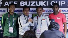 Pelatih Timnas Indonesia, Bima Sakti dan pelatih Singapura, Fandi Ahmad, bersalaman saat jumpa pers jelang laga Piala AFF 2018 di Stadion Nasional, Singapura, Kamis (8/11). Timnas akan berhadapan dengan Singapura. (Bola.com/M. Iqbal Ichsan)