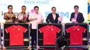 Direktur Utama SCM, Sutanto Hartono (kanan) saat di atas panggung untuk menerima simbolis perpanjangan kerja sama antara SCM dengan PSSI dilakukan dalam PSSI Partner Summit 2024 di Hotel Park Hyatt, Jakarta Pusat, pada Senin (16/12/2024). (Bola.com/Abdul Aziz)