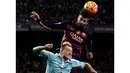 Pemain Celta Vigo, John Guidetti (bawah) berduel dengan Pemain Barcelona Gerard Pique   pada lanjutan La Liga Spanyol di Stadion Camp Nou, Barceloa, Senin (15/2/2016) dini hari WIB. Barcelona menang 6-1. (AFP/Josep Lago)