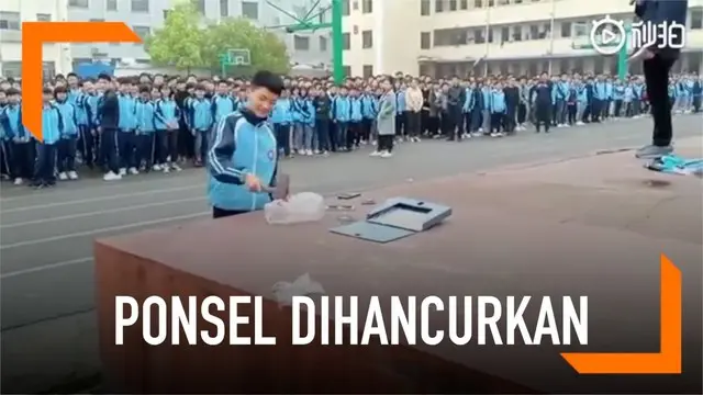 VIDEO: Siswa Dipaksa Hancurkan Ponsel Karena Dibawa ke Sekolah