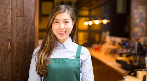 bekerja di kafe tersenyum