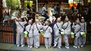 Sejumlah anak melihat permainan di taman hiburan Everland, Yongin, Korea Selatan, (9/5). Sepuluh orang anak diberikan kesempatan untuk mengalami kehidupan sebagai biksu selama dua minggu. ( (REUTERS / Kim Hong-Ji)