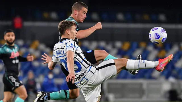 FOTO: Handanovic Buat Blunder, Inter Diimbangi Napoli 1-1 - Nicolo Barella; Diego Demme