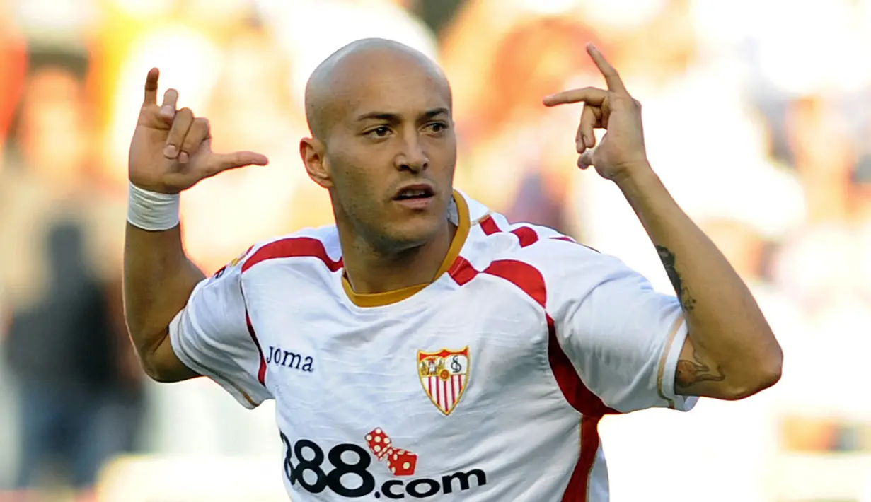 Javier Chevanton. Pemain yang kini berusia 41 tahun dan pensiun di Liverpool Juli 2014 ini total 4 musim bermain di Liga Spanyol mulai 2006/2007 hingga 2009/2010 hanya bersama Sevilla. Ia hanya tampil 34 laga dengan torehan 8 gol dan 3 assist.(AFP/Cristina Quicler)