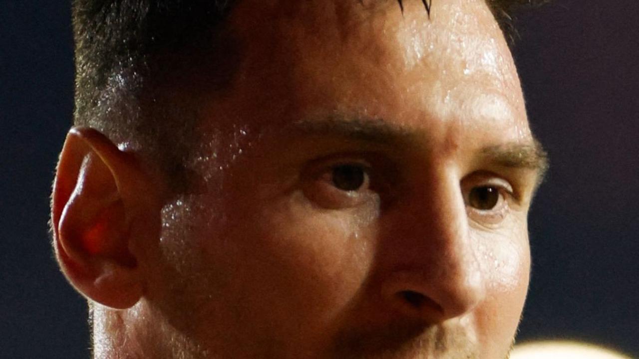Sebelumnya laga ini, Messi sempat mengeluhkan kondisi fisiknya saat membela Argentina lawan Ekuador.<br>
