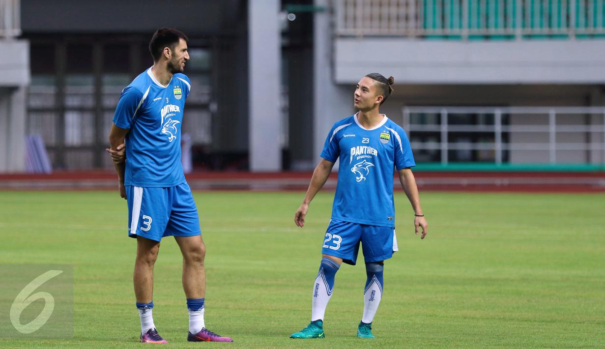 Gelandang Persib, Kim Jeffrey Kurniawan (kanan) berbincang dengan Vladimir Vujovic jelang latihan resmi laga perebutan tempat ketiga Piala Presiden 2017 melawan Semen Padang di Stadion Pakansari, Kab Bogor, Jumat (10/3). (Liputan6.com/Helmi Fithriansyah)