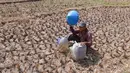 Warga beristirahat saat mengambil air untuk kebutuhan sehari-hari pada kubangan bekas sawah di  kawasan Weninggalih, Jonggol, Jawa Barat, Selasa, 25 Agustus 2026. (KLY/ Arie Basuki)