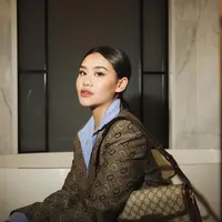 Penampilan stunning Aaliyah kala pemotretan dengan coral makeup look. Aplikasi highlighter dan shimmer yang beriklau jadi highlight di look-nya kali ini. [@aaliyah.massaid]