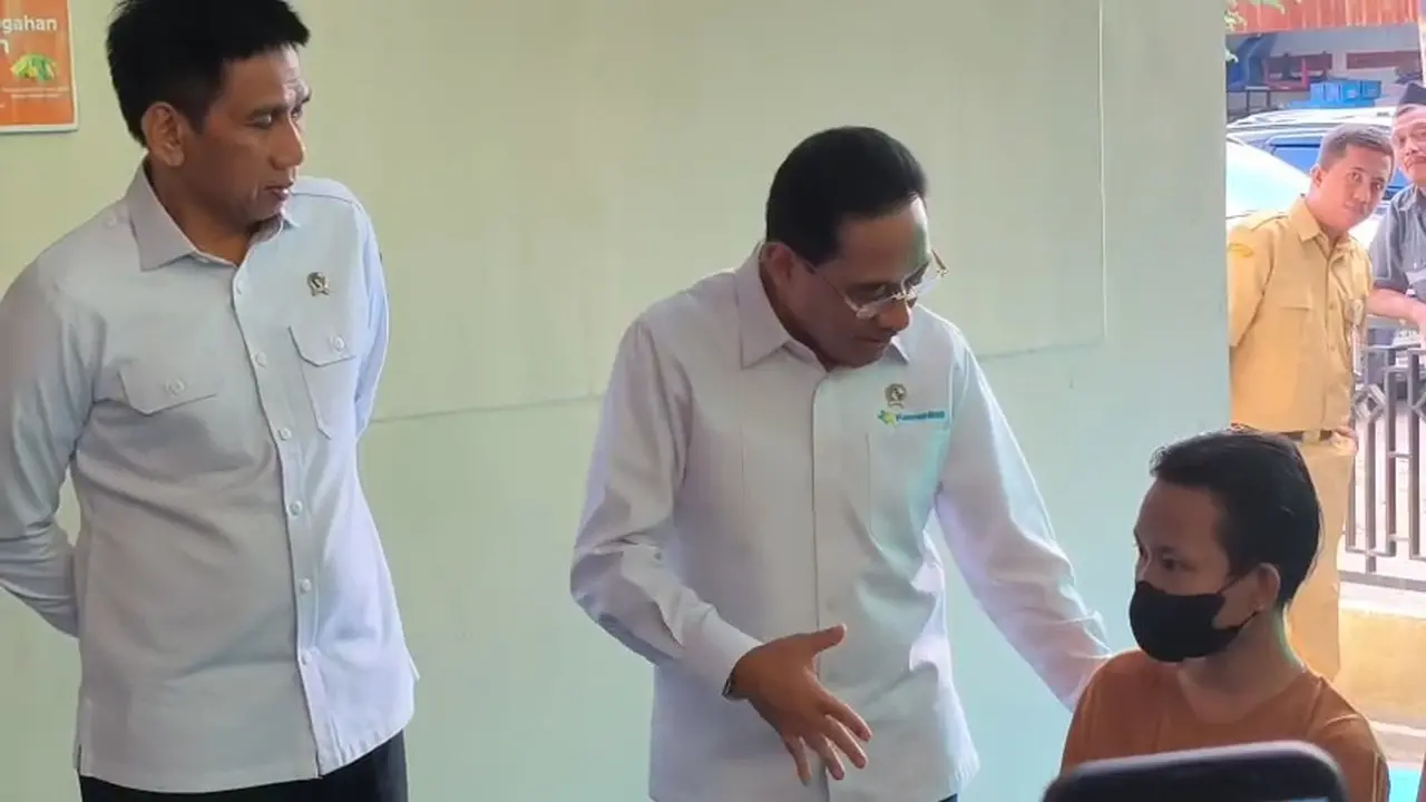 Wakil Menteri Kesehatan Benjamin Paulus Octavianus bersama Wakil Menteri Dalam Negeri Akhmad Wiyagus turun langsung meninjau pelayanan kesehatan di Puskesmas Way Halim II, Bandar Lampung, Selasa (14/4/2026) (Liputan6.com/Ardi Munthe)