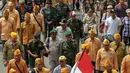 Ratusan massa dari keluarga Pejuang beserta Penghuni Rumah Negara menggelar aksi longmarch menuju Istana Merdeka, Jakarta, Senin (9/11/2015). Mereka menolak RPP tentang rumah negara PP NO 40 tahun 94 & PP No. 31 Tahun 2005. (Liputan6.com/Faizal Fanani)
