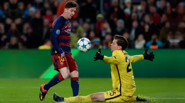 Penyerang Barcelona, Lionel Messi (kiri) berusaha melewati kiper AS Roma, Wojciech Szczesny pada  laga Grup E Liga Champions di Camp Nou, Spanyol, Rabu (25/11). Barcelona menang telak atas AS Roma dengan skor 6-1. (AFP PHOTO/JOSEP LAGO)