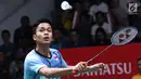 Tunggal putra Indonesia, Anthony Sinisuka Ginting mengembalikan kok ke arah Chen Long (China) pada perempat final Indonesia Masters 2018 di Istora Senayan, Jakarta, Jumat (26/1).Anthony unggul 21-11 16-21 21-18. (Liputan6.com/Helmi Fithriansyah)