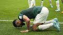 Penyerang Arab Saudi Saleh Al-Shehri berselebrasi setelah mencetak gol pembuka untuk timnya pada laga pembuka Grup C Piala Dunia 2022 Qatar di Lusail Iconic Stadium, Lusail, Selasa (22/11/2022). Raja Salman menetapkan Rabu ini sebagai libur nasional bagi rakyat Arab Saudi untuk merayakan kemenangan atas Argentna. (AP Photo/Jorge Saenz)