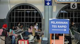 Calon penumpang menunggu di Stasiun Senen, Jakarta, Sabtu (23/10/2021). PT Kereta Api Indonesia (Persero) kembali memperbolehkan anak-anak usia di bawah 12 tahun naik KA Jarak jauh mulai 22 Oktober 2021. (Liputan6.com/Faizal Fanani)
